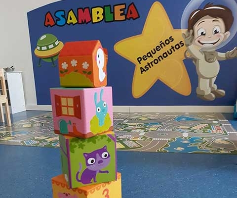 Hacer torres con bloques en la escuela infantil