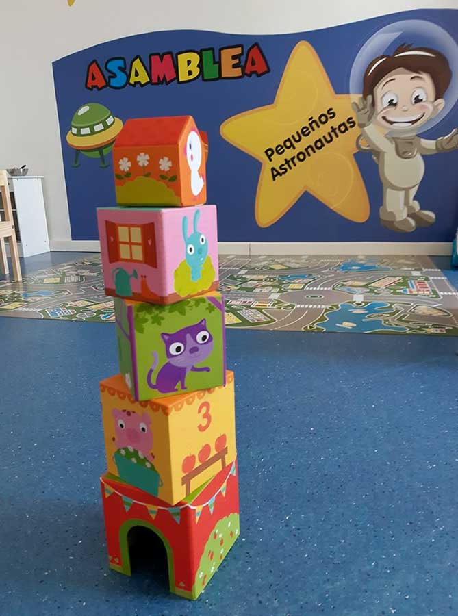 Hacer torres con bloques en la escuela infantil